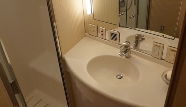 Hatteras 92' yacht for sale 17