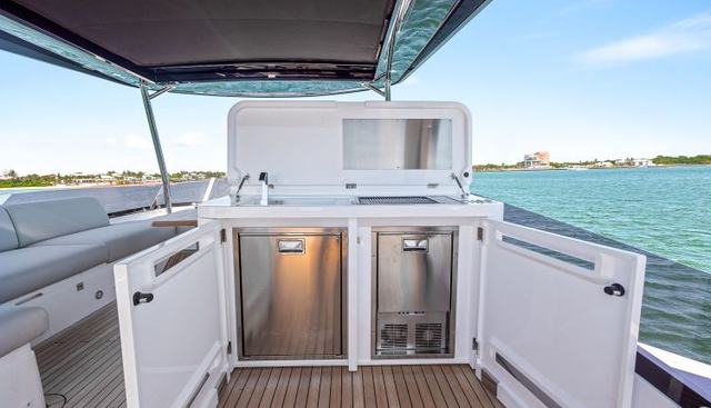 MANHATTAN 68 yacht for sale 13