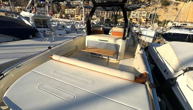 320GT yacht for sale 5