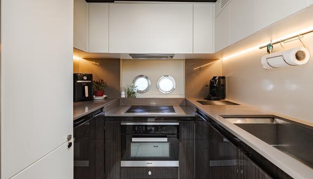 JR 28 yacht for sale 25