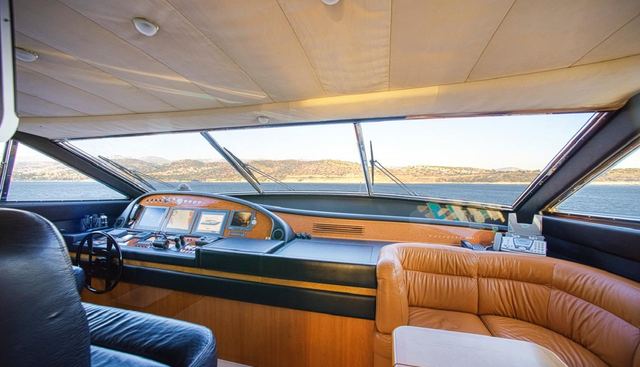 FERRETTI 881 yacht for sale 13