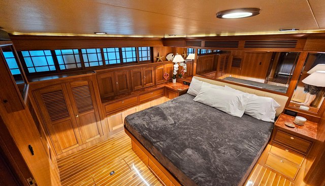 Living With E's yacht for sale 32