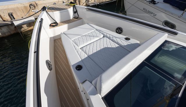 320GTO-798 yacht for sale 10