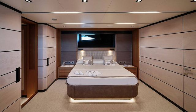 Carat yacht for sale 17