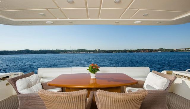FERRETTI 881 yacht for sale 37