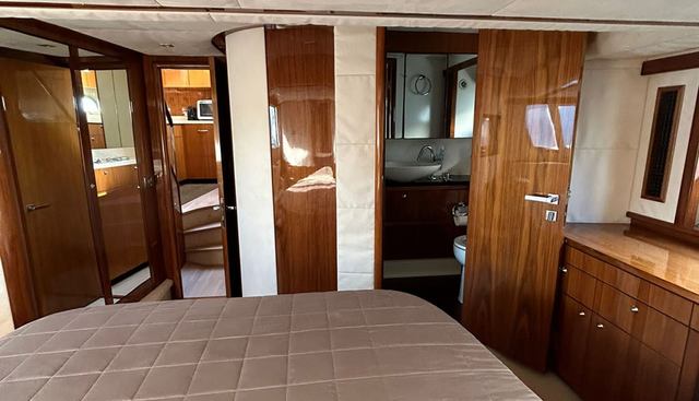 CHAMPAGNE yacht for sale 23