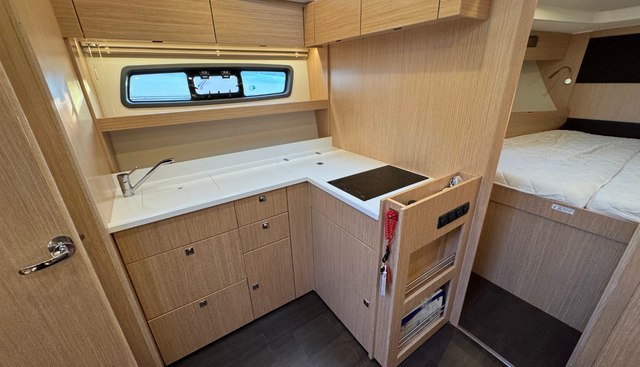 Momentum yacht for sale 14