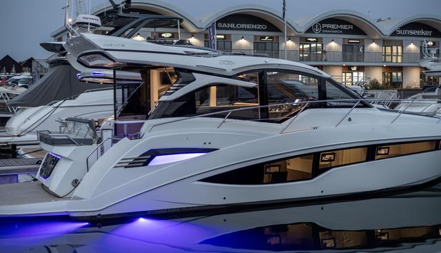 425HTS-074 yacht for sale 24