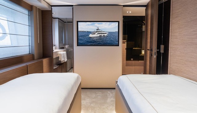 QUEEN J III yacht for sale 33