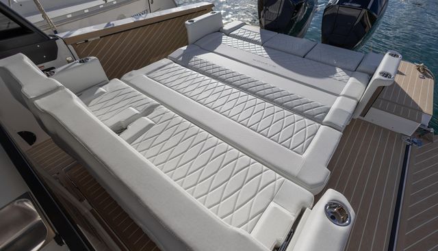 320GTO-798 yacht for sale 20
