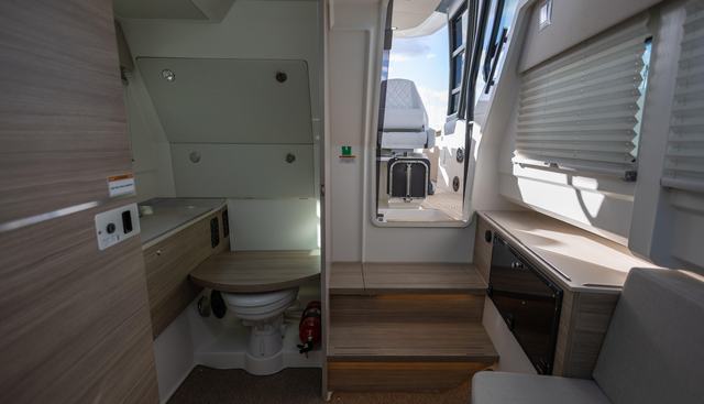 320GTO-798 yacht for sale 33