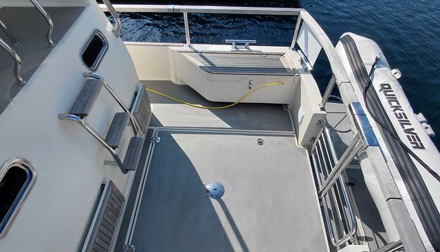 Razor crest yacht for sale 9