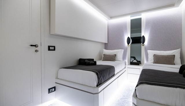 EVA yacht for sale 28