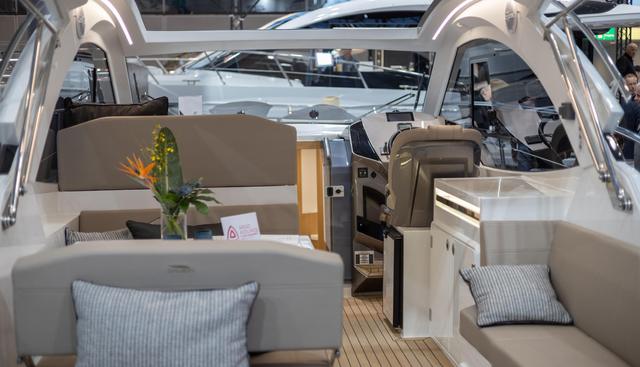 335HTS-044 yacht for sale 10