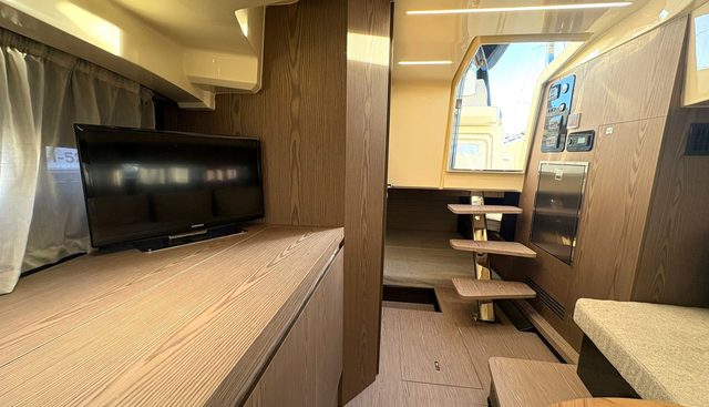 320GT yacht for sale 23