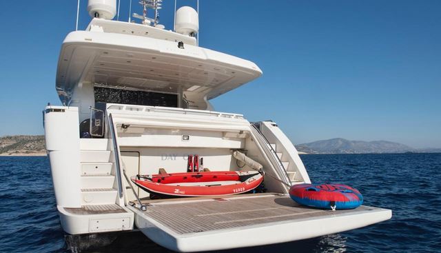 FERRETTI 881 yacht for sale 39