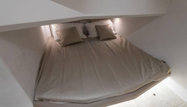 335HTS-044 yacht for sale 24