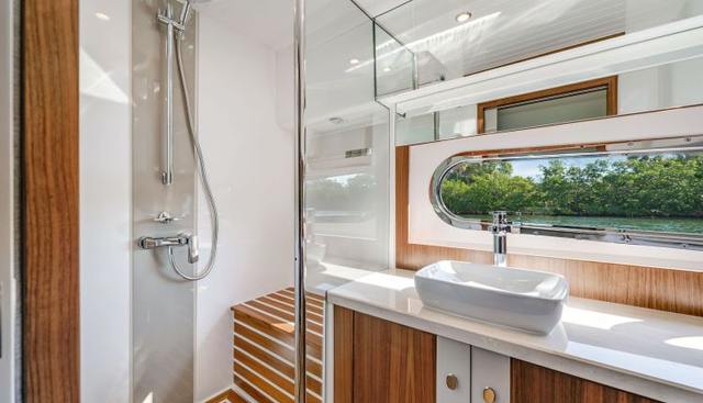 54 DAYBRIDGE yacht for sale 27