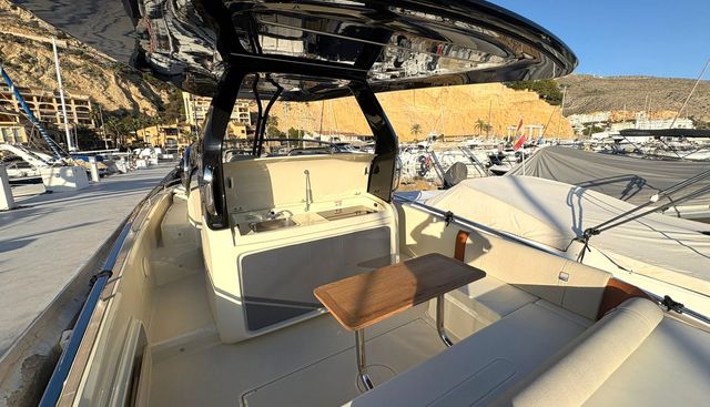 320GT yacht for sale 7