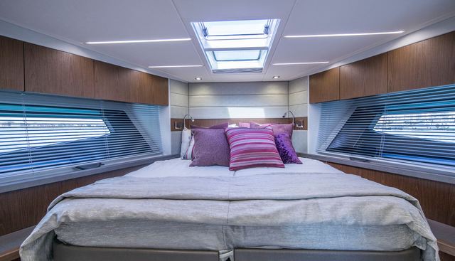 QUEEN B yacht for sale 27