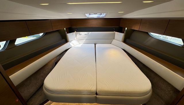 Roxy 2 yacht for sale 32