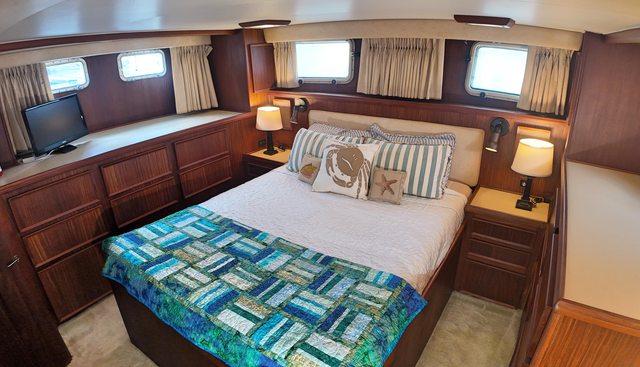 Hooch yacht for sale 38