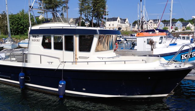 Razor crest yacht for sale 4