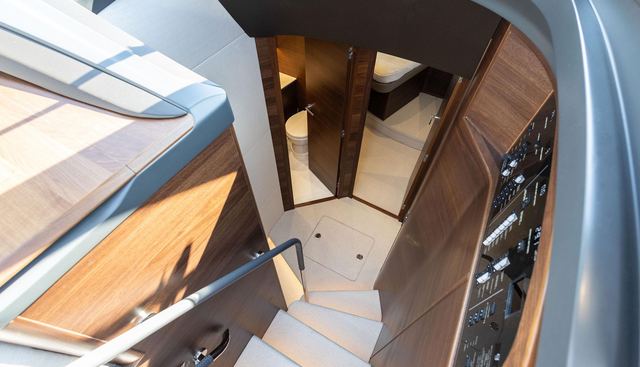 V55132 yacht for sale 32