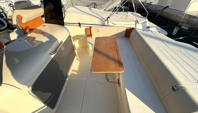 320GT yacht for sale 8