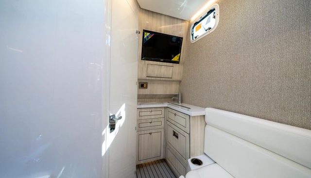 42 Lujo yacht for sale 32