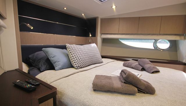 V yacht for sale 38