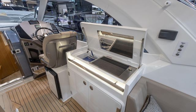 335HTS-044 yacht for sale 13