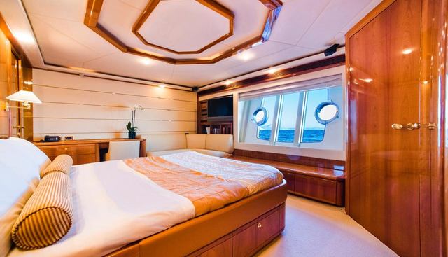 FERRETTI 881 yacht for sale 20