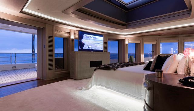 LUNA yacht for sale 14
