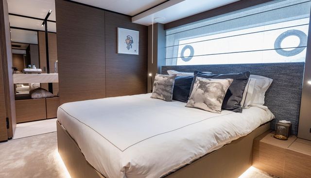 QUEEN J III yacht for sale 28