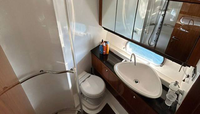 CHAMPAGNE yacht for sale 28