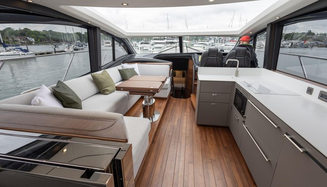 V55102 yacht for sale 14