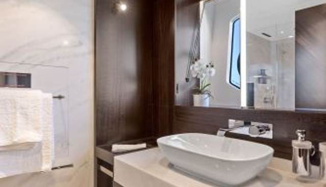 MANHATTAN 68 yacht for sale 34