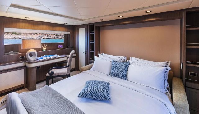 Oval yacht for sale 17