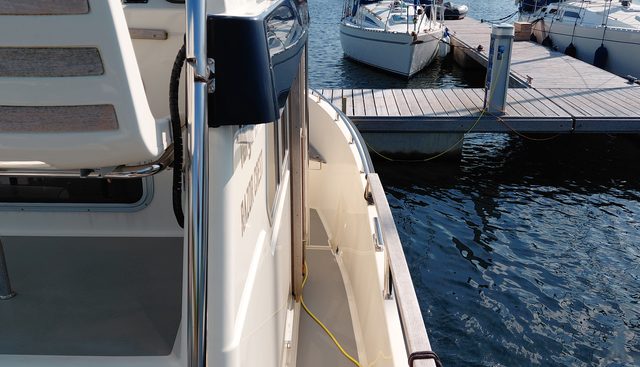 Razor crest yacht for sale 20