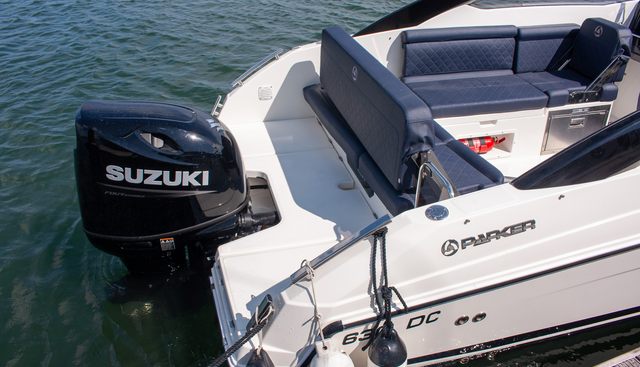 Parker 630 DC yacht for sale 17