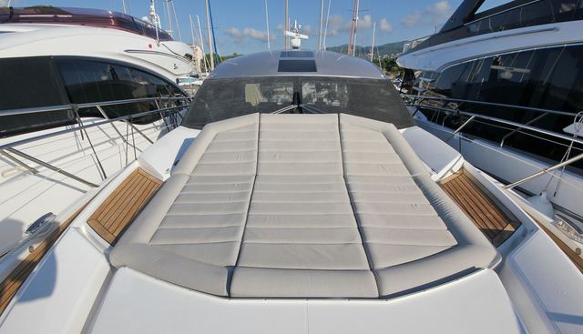 V yacht for sale 10