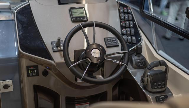 335HTS-044 yacht for sale 14
