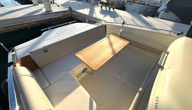 320GT yacht for sale 9