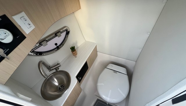 Regal LS6 yacht for sale 22