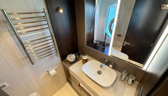 SEVEN yacht for sale 40