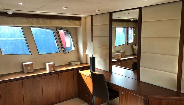 MANHATTAN 70 yacht for sale 25