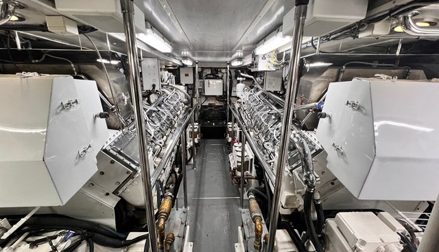 Hatteras 92' yacht for sale 42