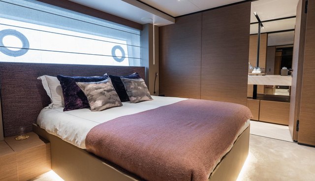 QUEEN J III yacht for sale 30