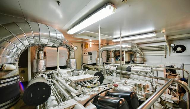 FERRETTI 881 yacht for sale 30